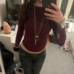 Lngärmad tröja - En vinröd långärmad tröja i ett mjukt material. Tröjan har en lätt tight passform och slutar en liten bit över byxorna. Perfekt för höst och vinter. Jätte snygg och passar jättebra med lågmidjat till exempel men även annat. Skriv vid frågor! 🤗💗