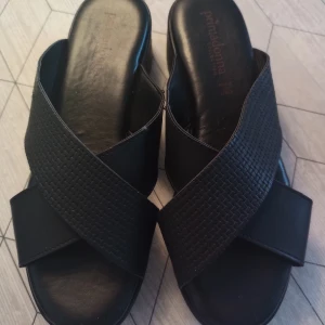 Svarta sandaler från Primadonna - Snygga svarta sandaler från Primadonna med korsade remmar och en bekväm platåsula. Tillverkade i Italien, dessa sandaler är perfekta för en stilren look.