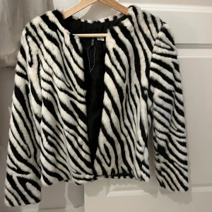 Zebramönstrad pälsjacka från H&M - Säljer en cool zebramönstrad pälsjacka från H&M och passar perfekt till våren😍