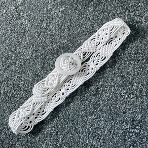 Vitt flätat bälte - Snyggt vitt flätat bälte med ett unikt mönster och rund spänne. Perfekt för att ge en bohemisk touch till din outfit. Passar bra till både klänningar och jeans. Ett måste för den stilmedvetna!