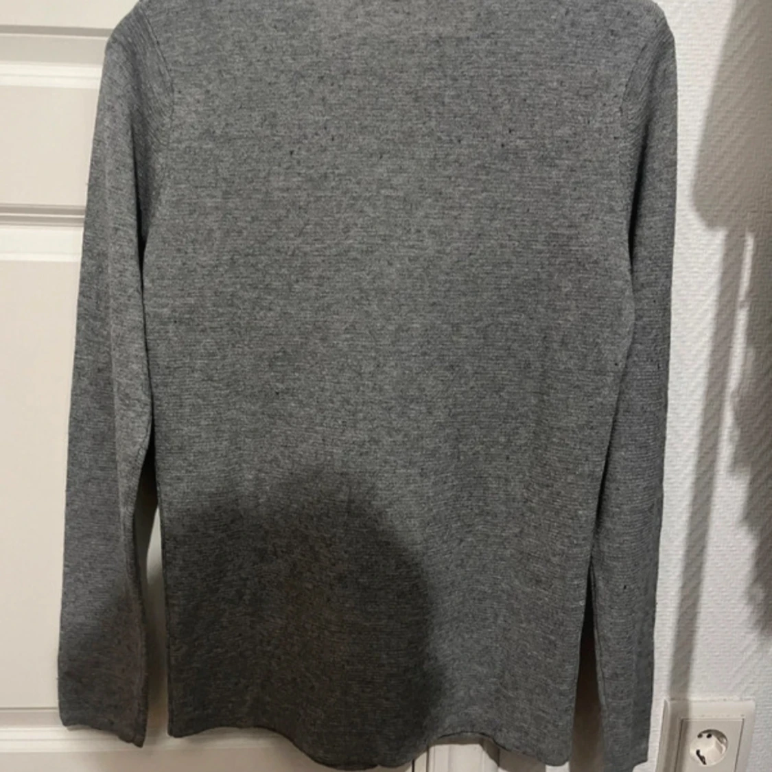 Grå långärmad tröja från Visual Clothing Project - 90