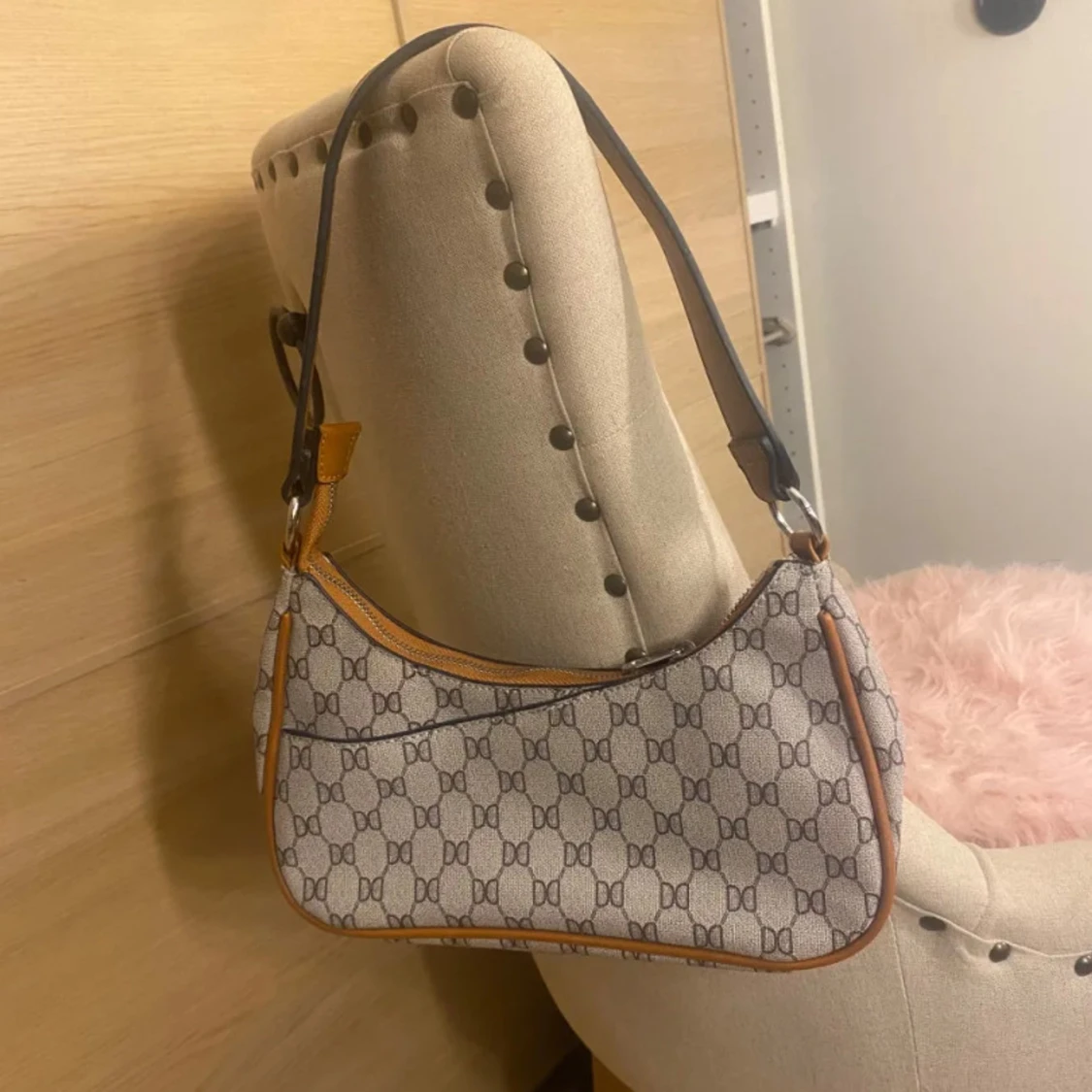 Trendig beige brun axelväska med vintage look Don Donna - 92