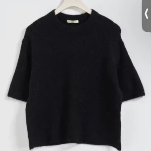 Svart stickad tröja från gina  - Fin stickad tröja från Gina i storlek xs, nästan aldrig använd 💕👌🏼.