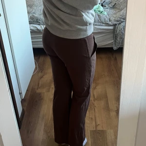 Bruna linnebyxor - Knappt använda linnebyxor, lite kortare modell och väldigt sköna. Här gärna av er innan ni köper o kolla gärna min profil då jag vill bli av med mycket❤️