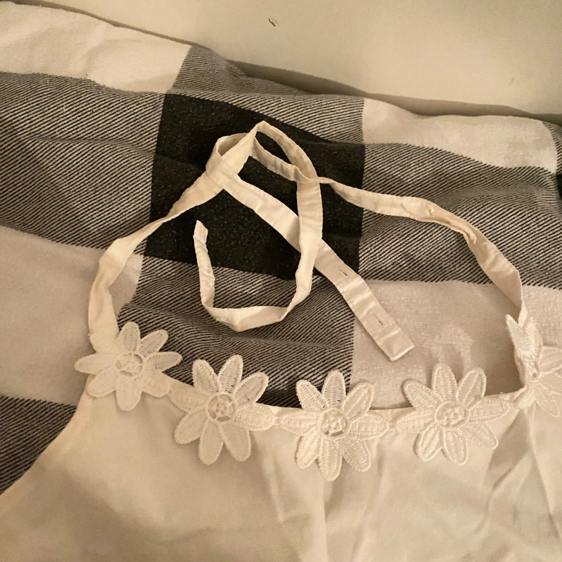 Vit klänning med blommig spetsdetalj - 90