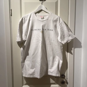 Supreme Tradition Tee - Condition 4/10 (Litet hål på övre rygg), Nypris: 1500. Säljs för 199