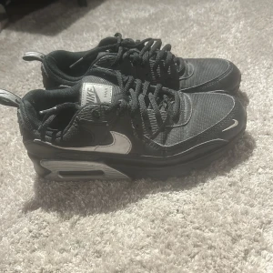Svarta Nike Air Max sneakers - Säljer ett par svarta Nike Air Max sneakers med grå detaljer. Skon är i storlek 40