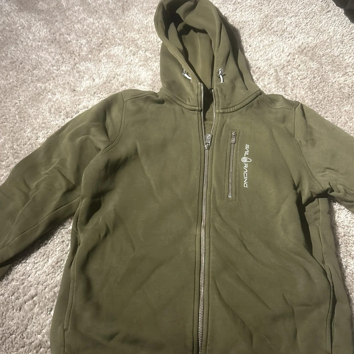 Grön hoodie från Sail Racing