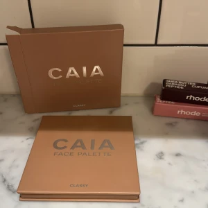 Face Palette Classy från CAIA - Säljer Face Palette Classy från CAIA. Paletten innehåller contour, bronzer och blush. Köpte idag & testade en gång men passade tyvärr inte mig. 