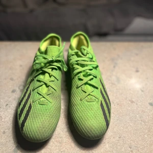 Gröna fotbollsskor från Adidas - Säljer ett par gröna Adidas X fotbollsskor i storlek 41.   Skick: Använda, med slitage på dobbar och vissa märken på överdelen.  Nypris: 1 200 SEK 