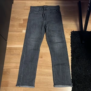 Replay 14 thad  - Säljer det här replaysen som jag inte har använt som bara ligger i garderoben. Skick är 9/10 för att jag inte har använt de så mycket. De är stil rena och sitter perfekt efter modet som är. Hör av dig vid några frågor eller funderingar!🙌