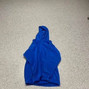 Blå mjuk å skön hoodie  - Gosig å varm hoodie använd fåtal gånger har en ostkroks fläck på magen annars inga problem 9 av 10 i skick kommer från min kompis som gjordes i syslöjd han har gjort den själv. Passar till stilen grich/liadback/avici/old money. pris går att diskuteras 😜🥰🥳✌️