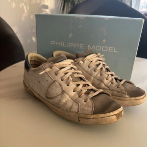  Philippe Model skor - Philippe model skor med box för endast 999kr. Dom är lite slitna därav priset. Är öppen för byten. Storlek 44 men sitter som 43 