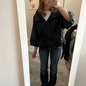 Svart Trekvartsärmad jacka💕 - Svart Trekvartsärmad jacka i storlek m💕saknar en knapp se sista bilden 