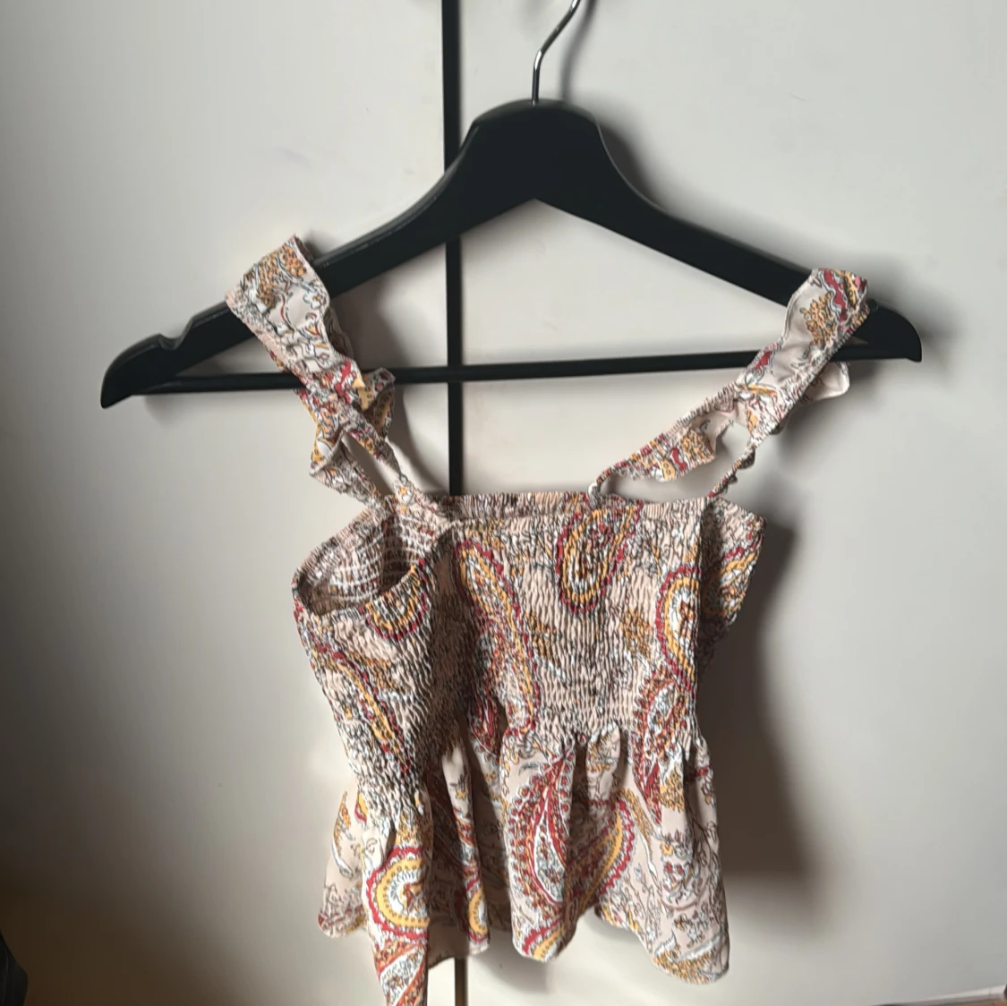 Mönstrad topp med volangdetaljer - 90