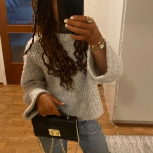 Guess väska mini - Säljer min svarta guess väska med gulddetaljer. Perfekt till fest och vardag. Väskans dustbag medföljer. Jag fick den i present och är inte helt säker på om den är äkta, men när jag kollat väskans sömmar och lappen inuti ser den exakt likadan ut. Vill inte säga att den är äkta när jag inte är hundra procent säker, men den är snarlik en äkta och är skitsnygg. Passar till nästan allt, skitsnygg verkligen! Priset är diskuterbart🥰🥰