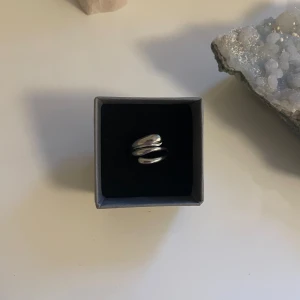 Bella ring  - 55kr/st, justerbar och rostfri vilket innebär att den inte färgar av sig eller tappar färg💞 Beställ via Plick eller Ebnorth.quickbutik.se🤗