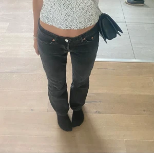 Svarta jeans  - Säljer dessa svarta jeans från weekday💞storlek är W25 L32!!