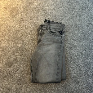 Grå jeans från Replay - Snygga grå jeans från Replay med klassisk femficksdesign och en diskret logga på bakfickan. Perfekta för en stilren look. Passar dig som är 155-173 ungefär. Har ni någon fråga eller undrar något så är det bara att skriva. Pris går att diskutera! OBS ❗️finns två par. MVH Jacob