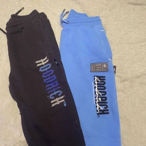 Hoodrich byxor  - Tjena! Säljer dessa feta Hoodrich byxor som är i en nice colour way och man kan köpa de separata som är 249kr för ett par❗️| Skick: 9/10! Skicket är väldigt bra och den är knappast använda! | Storlek: S på båda byxorna! | Ny pris ca 2000kr för båda och ca 1000kr separata! 💵| Färg: Svart och blåa 🖤💙| Tillbehör: Tyvärr följer inget med denna varan 😕|Fraktar: Spårbart genom PostNord och Instabox 📦|Hör av er för mer information! | Allt gott! 😉👊