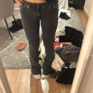 Grå jeans med bootcut - Snygga grå jeans med bootcut-stil. De har en klassisk femficksdesign och är perfekta för en avslappnad look. Jeansen har en lågmidjad passform och är tillverkade i ett bekvämt denimtyg. Har slitning längst ner då jag är för kort för dem