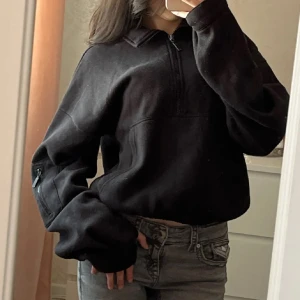 Svart tröja med dragkedja - Snygg svart tröja med dragkedja och krage. Lite nopprig men annars i fint skick, strl S