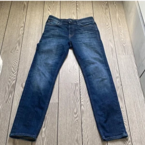 Jeans - Säljer ett par feta jeans för 400 har använts i 1 månad ungefär. Inget är fel med dem de är nästan helt spirllans nya. Storlek på beskrivningen är fel det rätta är 30:32