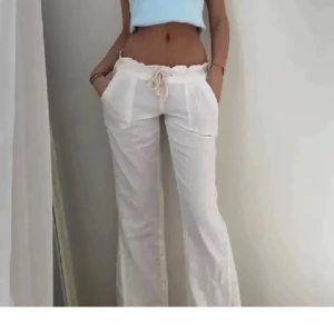 Vita linnebyxor från Roxy  - Snygga vita linnebyxor med låg midja och snörning i midjan. Byxorna har en loose passform och raka ben, perfekta för en avslappnad stil. Super snygga snart nu till våren och sommaren eller om man ska utomlands! Nypris är runt 700-800, de är använda men i väldigt bra skick, uppsydda för att passa någon runt 155