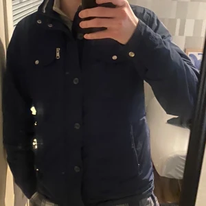 J.lindberg jacka  - Säljer denna finna jackan som är perfekt nu för det kallla vädret den är i bra skick och passar som en M/L