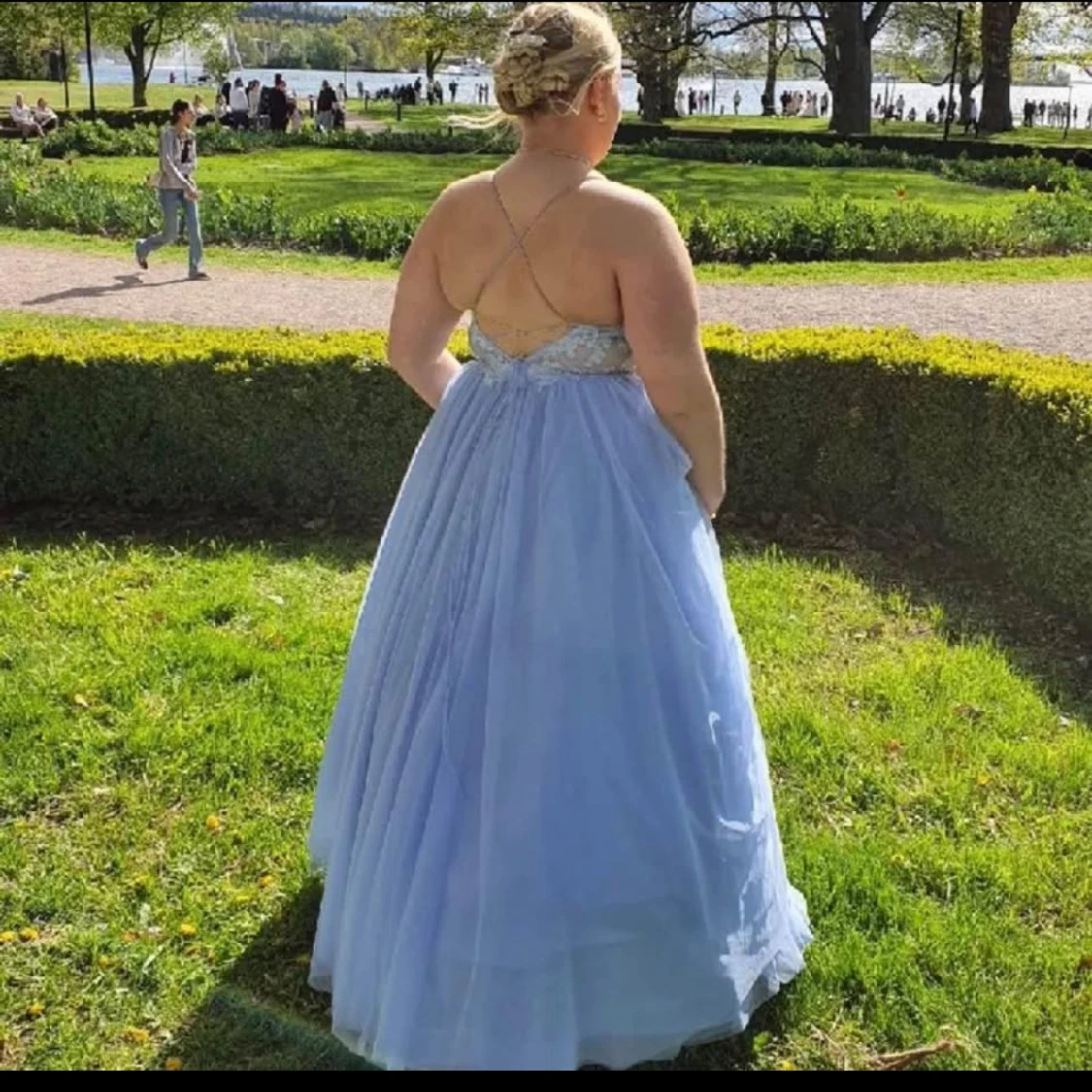 Ljusblå balklänning med spetsdetaljer - 90