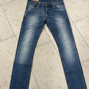 Dondup jeans - Hej säljer nu dessa snygga blå dondup jeans. Jeans är använda men har inga defekter vilket gör de till nyskick säljer pågrund av att de har blivit för små. Hör gärna av er vid fler frågor mvh Casper