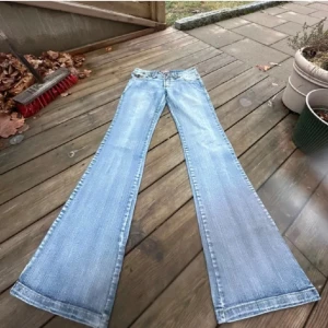 Ljusblå lågmidjade jeans  - Ljusblå lågmidjade jeans, midjemått tvärs över 38 cm