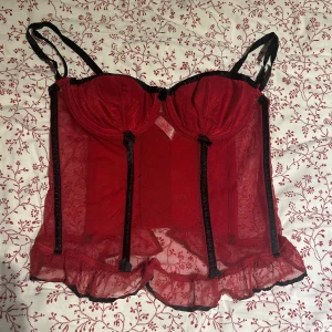 Vinröd Korsett topp Fest - Korsett topp i storlek 75B, skickar inte bilder med den på då den inte passar!