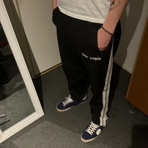 Svarta byxor från Palm Angels - Snygga svarta byxor från Palm Angels i storlek S, äkta men väl använda, se sista bilden. 