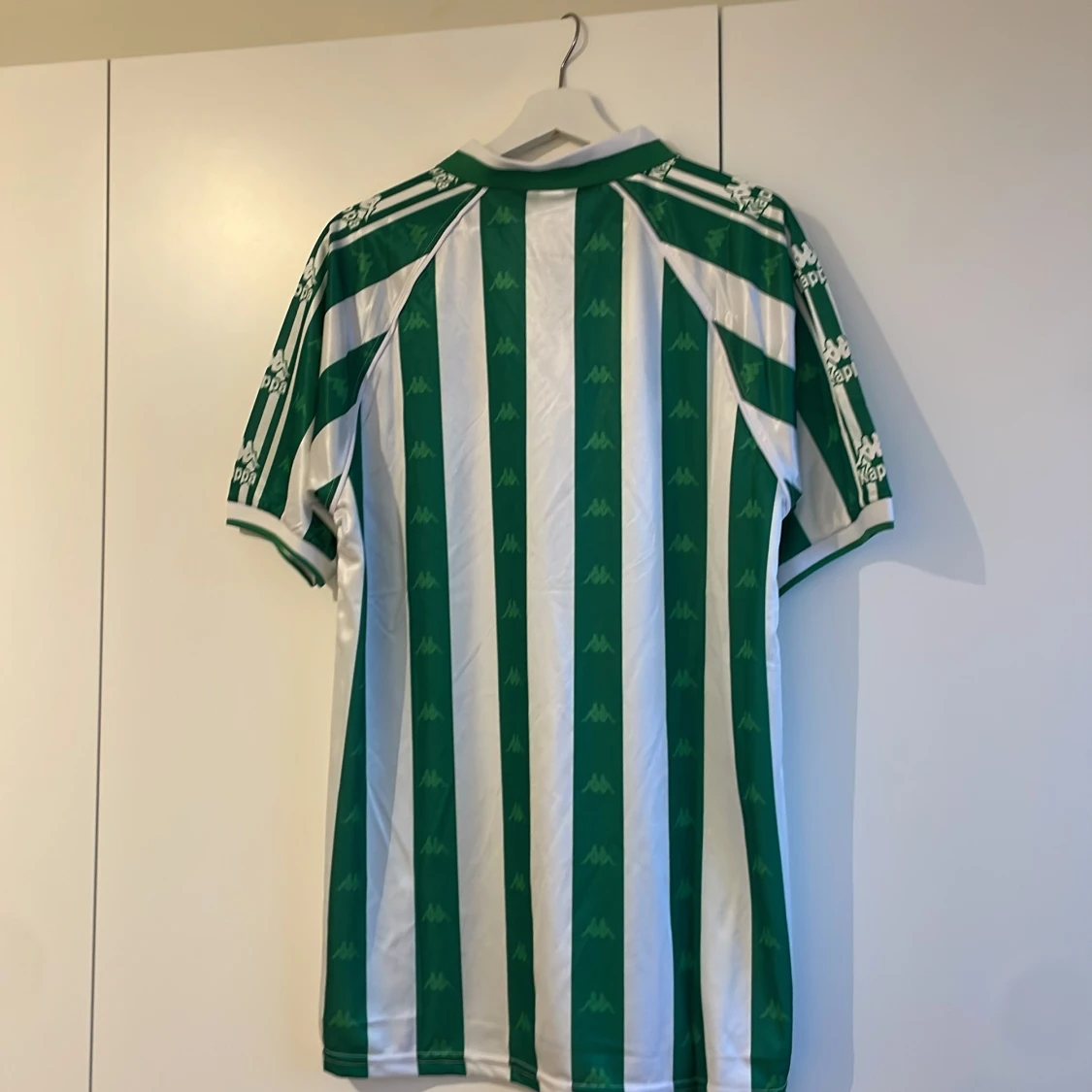 Grön och vit randig fotbollströja från Kappa - 90