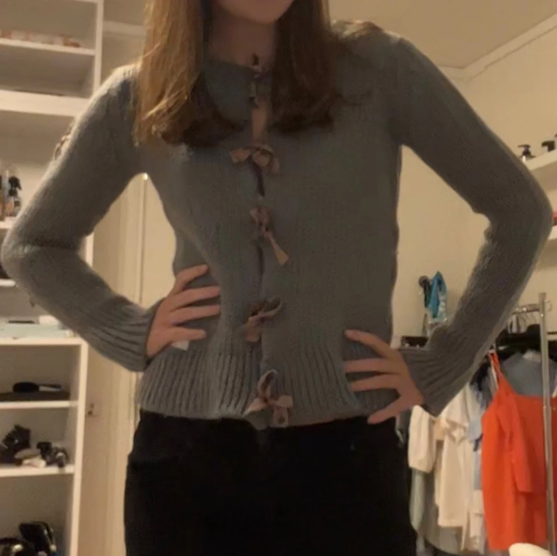 Grå stickad kofta med rosetter - 92