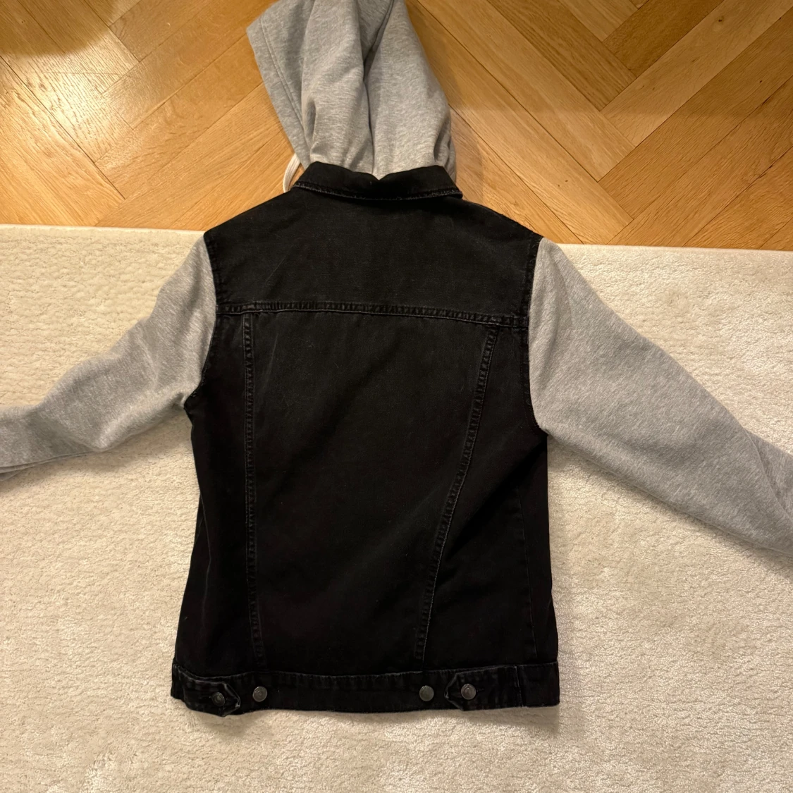 Svart jeansjacka med grå huva - 90