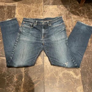 Levis 511 - Säljer dessa jeans i okej skick, finns en del slitningar som ger en snygg look. Hör av dig vid funderingar.