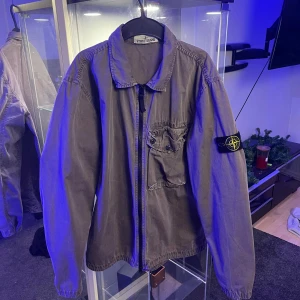 Blå/ lila Stone Island overshirt - Säljer lite kläder då dom tyvärr blivit för stora  1. Stone Island overshirt lila/blå riktig fet färg     storlek: L    Pris: 1199kr    Cond: 7/10? Lite sträck på ryggen och solblekning vid kragen men annars fin  
