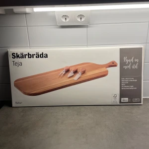 Skärbräda med ostknivar - Skärbräda med 3 st tillhörande ostknivar från Mio. Oanvänt i orginalförpackning. Mycket stilrent charkset! 