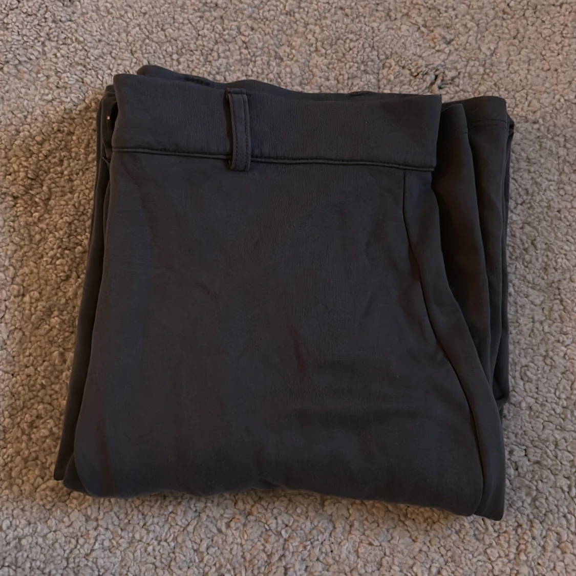 Gråa kostymbyxor - 90