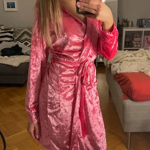 Morgonrock från Juicy Couture  - Säljer denna fina rosa Juicy Couture morgonrocken som är köpt i USA. 