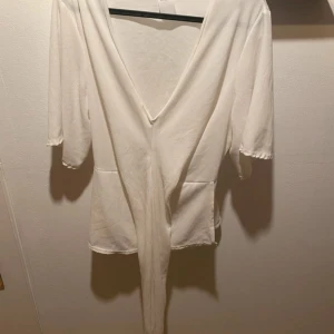 Vit blus från Boohoo - vit blus från BooHoo, knyter dem ”snörerna”. aldrig använd