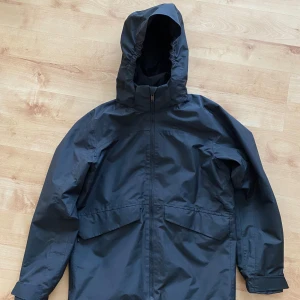 Svart regnjacka från Everest - Säljer ett svart regnställ från Everest. 