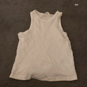 Vit  topp från H&M - Vitt linne .