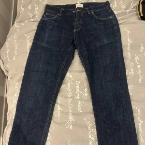 Mörkblå jeans från Baxter - Snygga mörkblå jeans från Baxter med en klassisk femficksdesign. De har en regular passform och är tillverkade i slitstarkt denim. Perfekta för en avslappnad stil.