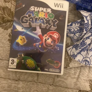 Super Mario Galaxy till Nintendo Wii - Säljer spelet Super Mario Galaxy för Nintendo Wii. Utforska galaxer med Mario i detta spännande äventyrsspel. Perfekt för alla som älskar klassiska plattformsspel med en twist av rymdäventyr. Kompatibelt med PAL-system.