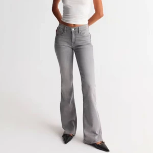 Gråa Jeans - Super fina lågmidjade jeans från gina💕 Liknar de från LBT. helt nya säljer då de är för korta. nypris 499kr