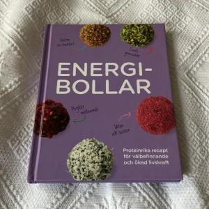 Enkel recept bok - energibollar  - Julklapp! Receptbok innehållande flertalet recept på hälsosamma energibollat. Perfekta för mellanmålet och fikat, eller varför inte inför träningen? Inspireras till nya recept och njut! 