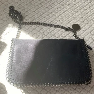 Stella McCartney bäska - Säljer du den lilla Stella McCartney väskan säljer pga att jag har för mycket väskor. 10/10 skick